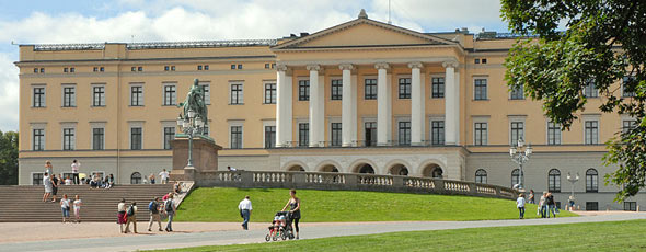 Oslo Royal Palace by Dalbera, Wikimedia