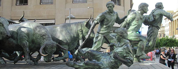 Monument in Pamplona, Running of the Bulls by Владимир Шеляпин