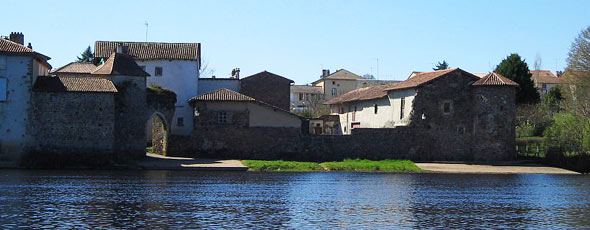 Riverside houses in the Availles-Limouzine region by Regissierra, Wikipedia